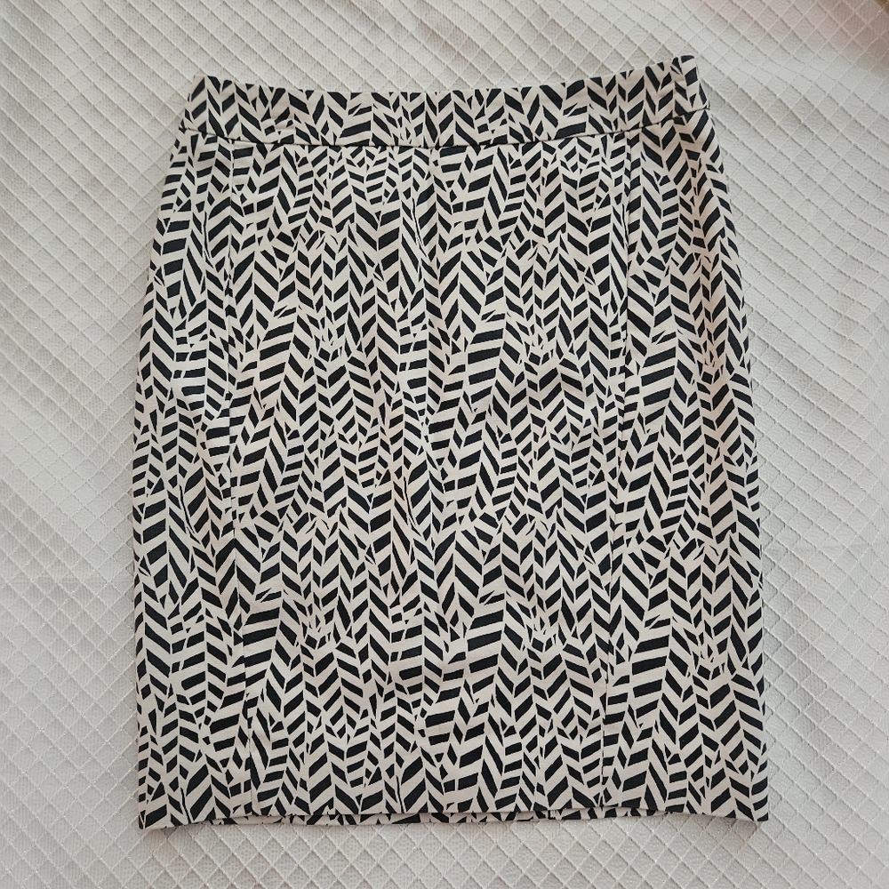 LOFT Petite Gray & White Pattern Pencil Skirt